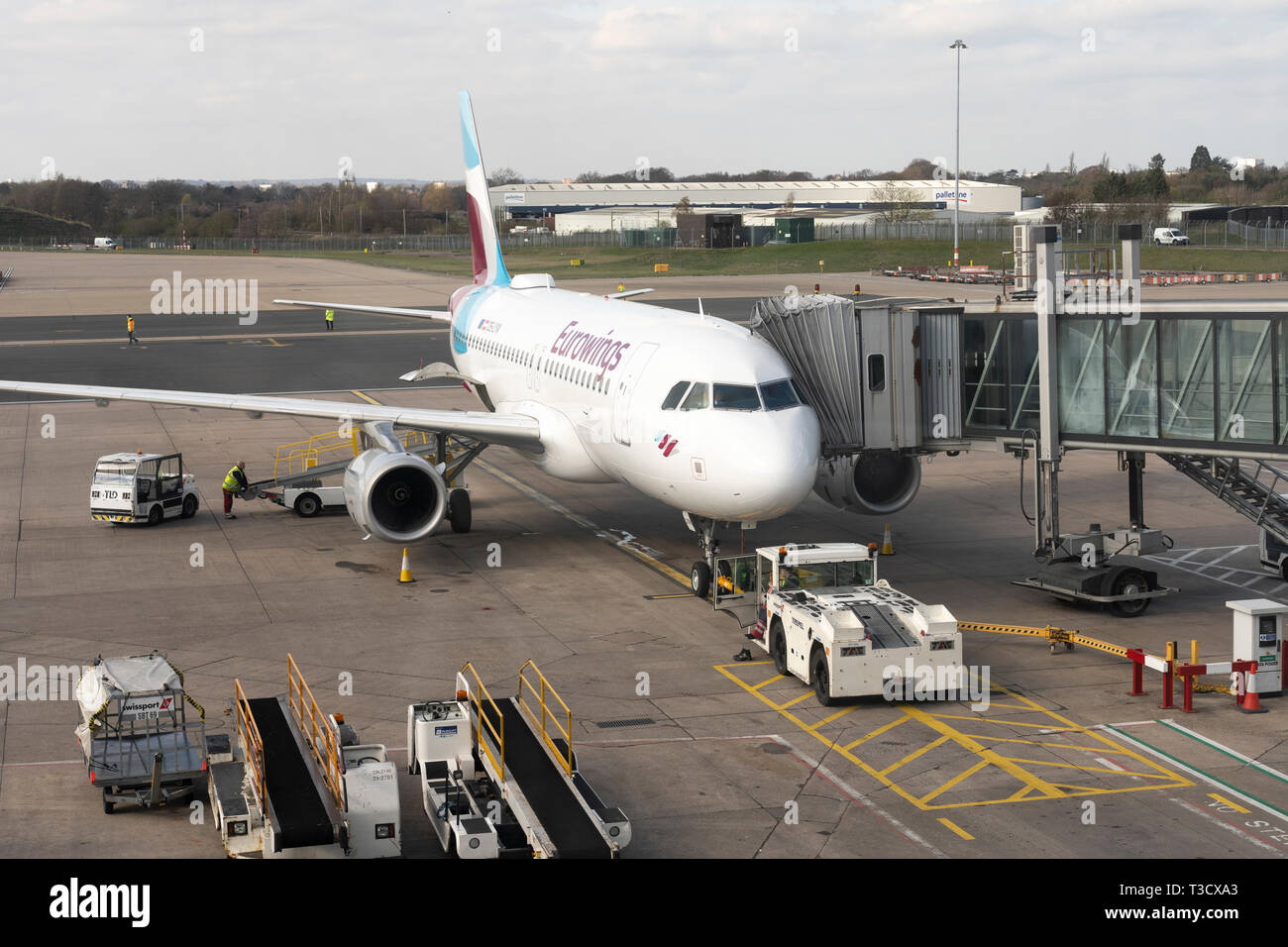 Eine Eurowings Airbus A319 angedockt bei einer Brücke am internationalen Flughafen Birmingham, England Stockfoto