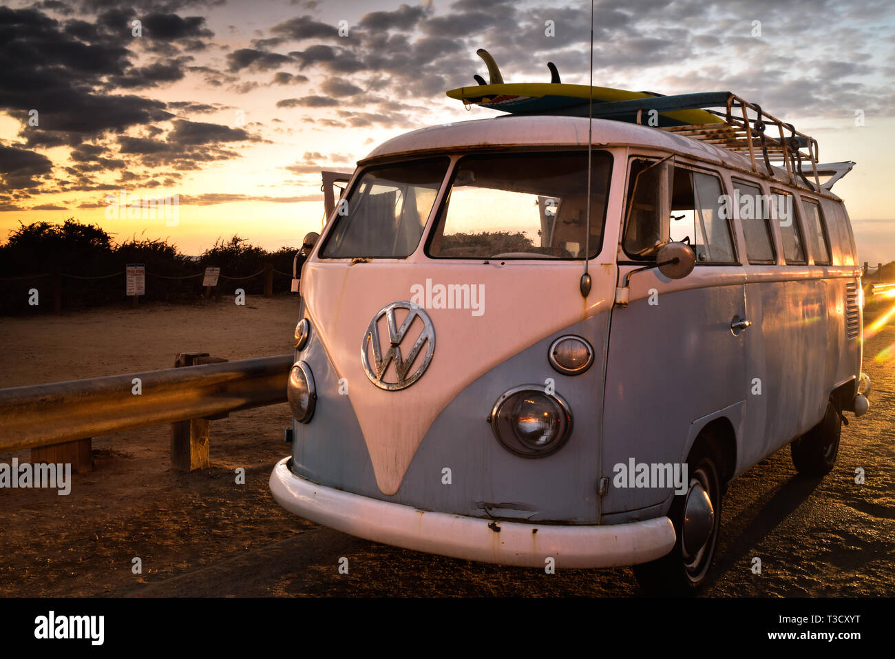 Vintage Volkswagen VW Microbus mit Dachterrasse Rack für Surfbretter, entlang der Klippen am Sunset Cliffs, San Diego, CA, USA geparkt Stockfoto