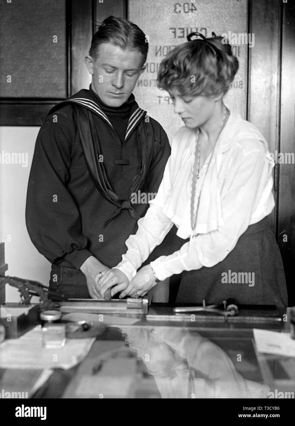 Navy Department, U.S. Intelligence Bureau, Finger Print Abteilung Ca. 1918 (Sekretärinnen James Noonan und Frau G.G. Boswell) Stockfoto
