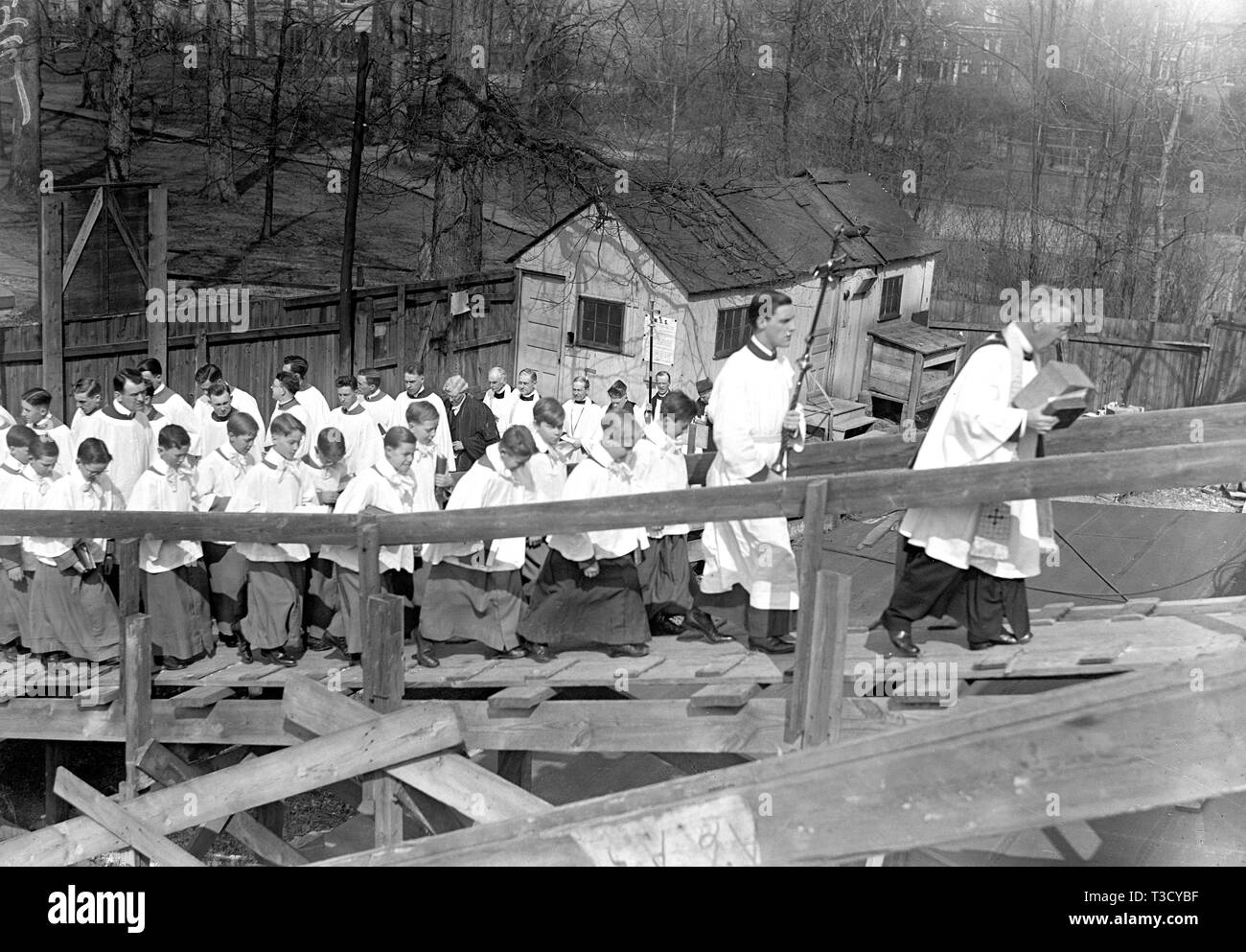 Katholischen Geistlichen und Priester im Freien religiösen Dienst ca. 1918 Stockfoto