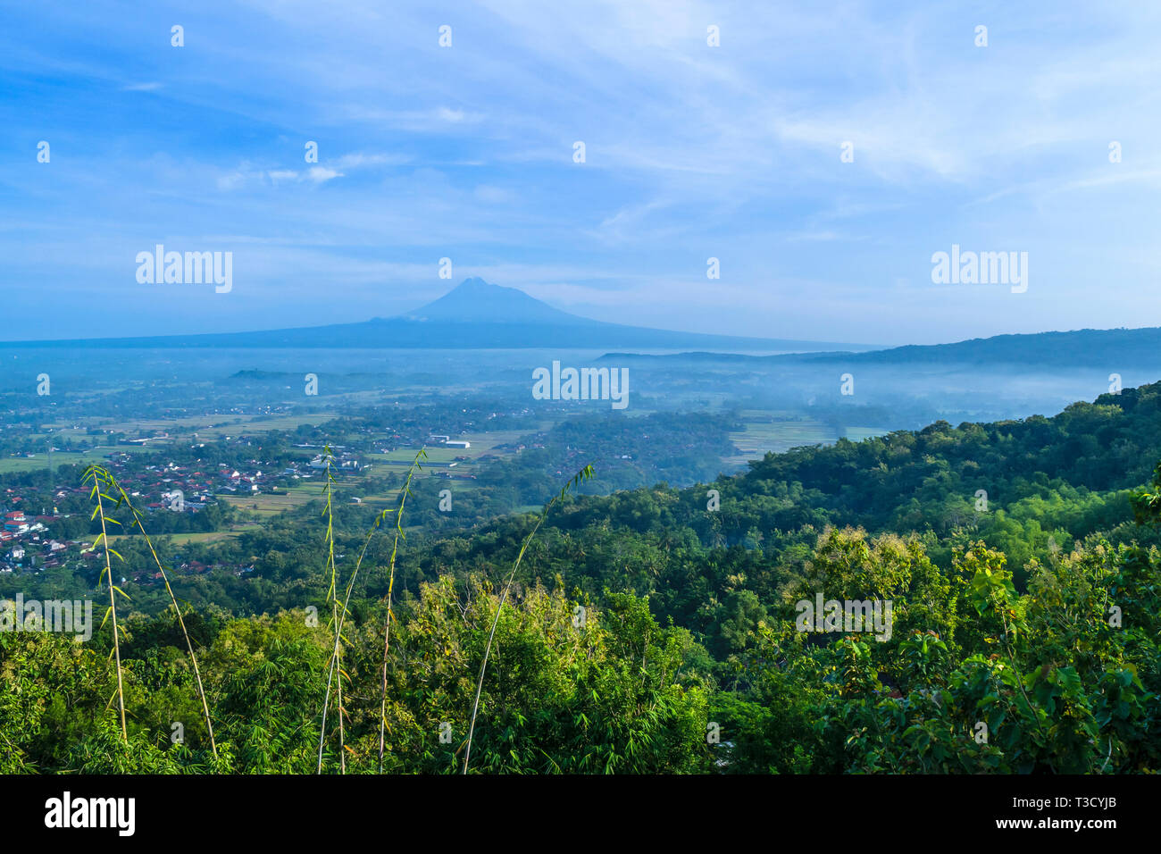 Yogyakarta Becken und Merapi Volcano droht in die Ferne. Merapi ist ein sehr aktiver Vulkan Stockfoto