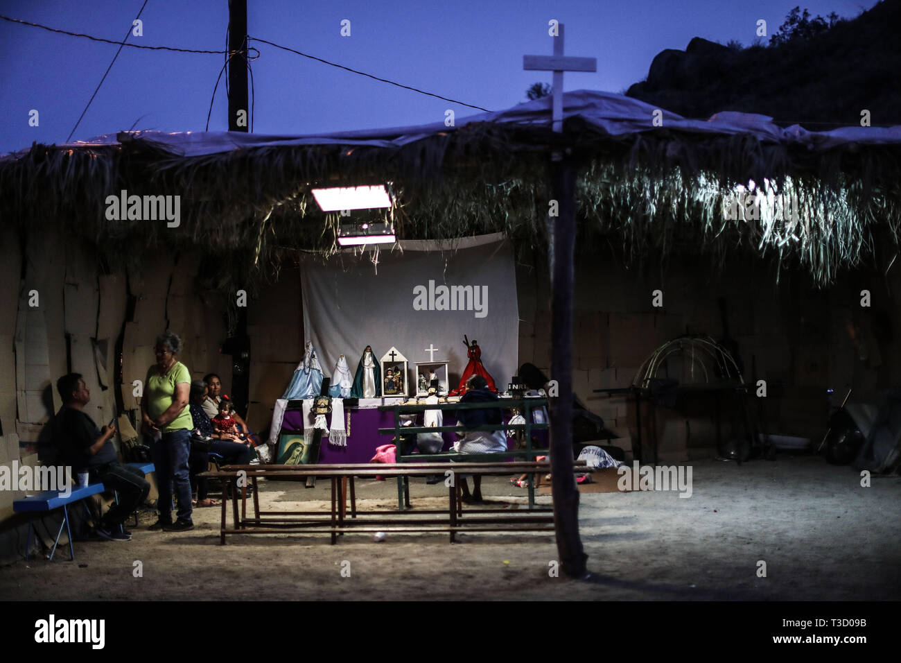 Una Mujer Bürgermeister en un Tempo vorläufige o Ramada de los Santos, durante La celebraciones de Cuaresma, Semana Santa en la colonia Coloso Alto... Eine ältere Frau in einem vorläufigen oder Ramada Tempo der Heiligen, während der Feiern der Fastenzeit, der Karwoche in der colossus Colossus Alto... (Foto: Luis Gutierrez/NortePhoto) Stockfoto