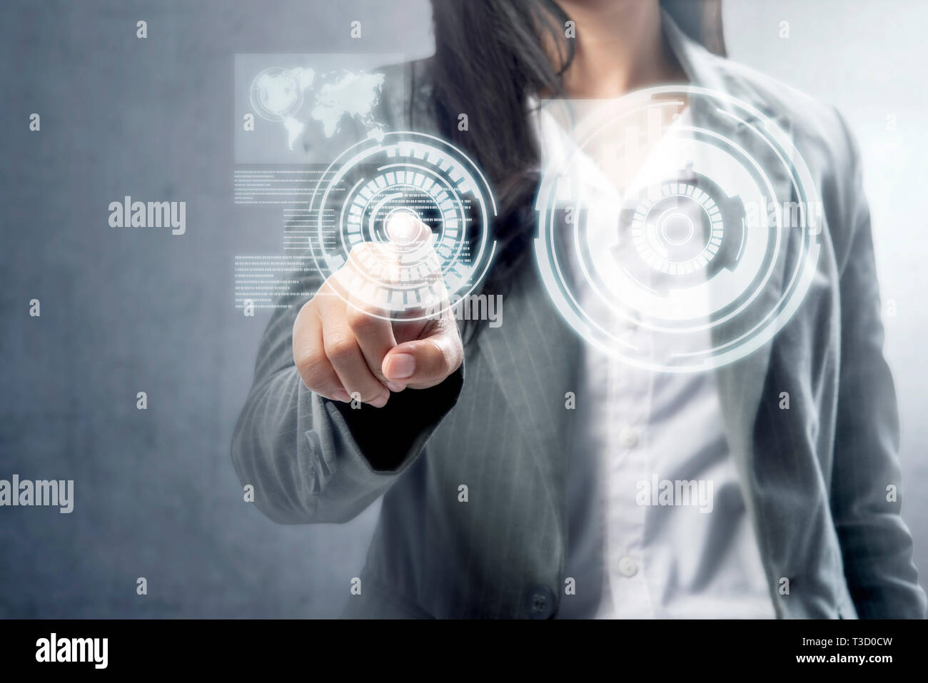Business woman Touch einen Kreis auf virtuellen Bildschirm, der die Schnittstelle der Weltkarte und binären Code wird angezeigt. Die digitale Technologie Konzept Stockfoto