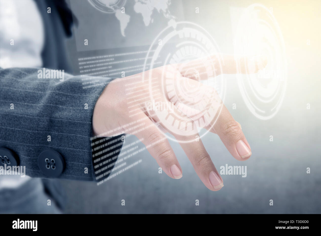 Detailansicht der Business woman Touch einen Kreis auf virtuellen Bildschirm, der die Schnittstelle der Weltkarte und binären Code wird angezeigt. Die digitale Technologie Konzept Stockfoto