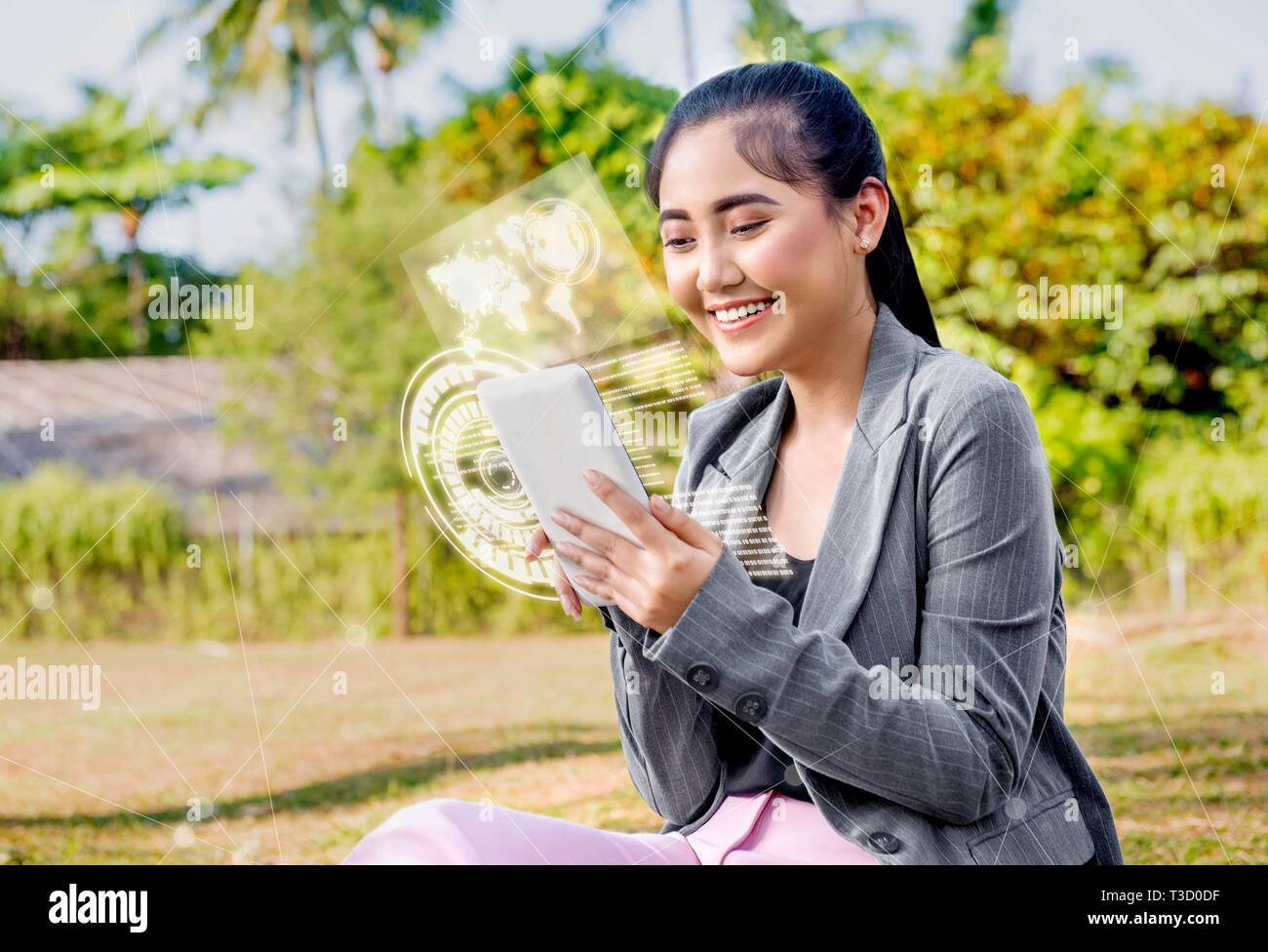 Schöne asiatische Geschäftsfrau mit digitalen Tablet auf ihre Hand mit virtuellen Bildschirm, der die Schnittstelle der Weltkarte und binären Code auf der Pa-Anzeige Stockfoto