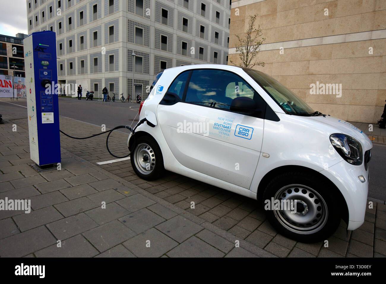 Ein Car2Go carshare Elektro-smart Auto an einer Bordsteinkante Stromtankstelle in Stuttgart, Deutschland Stockfoto