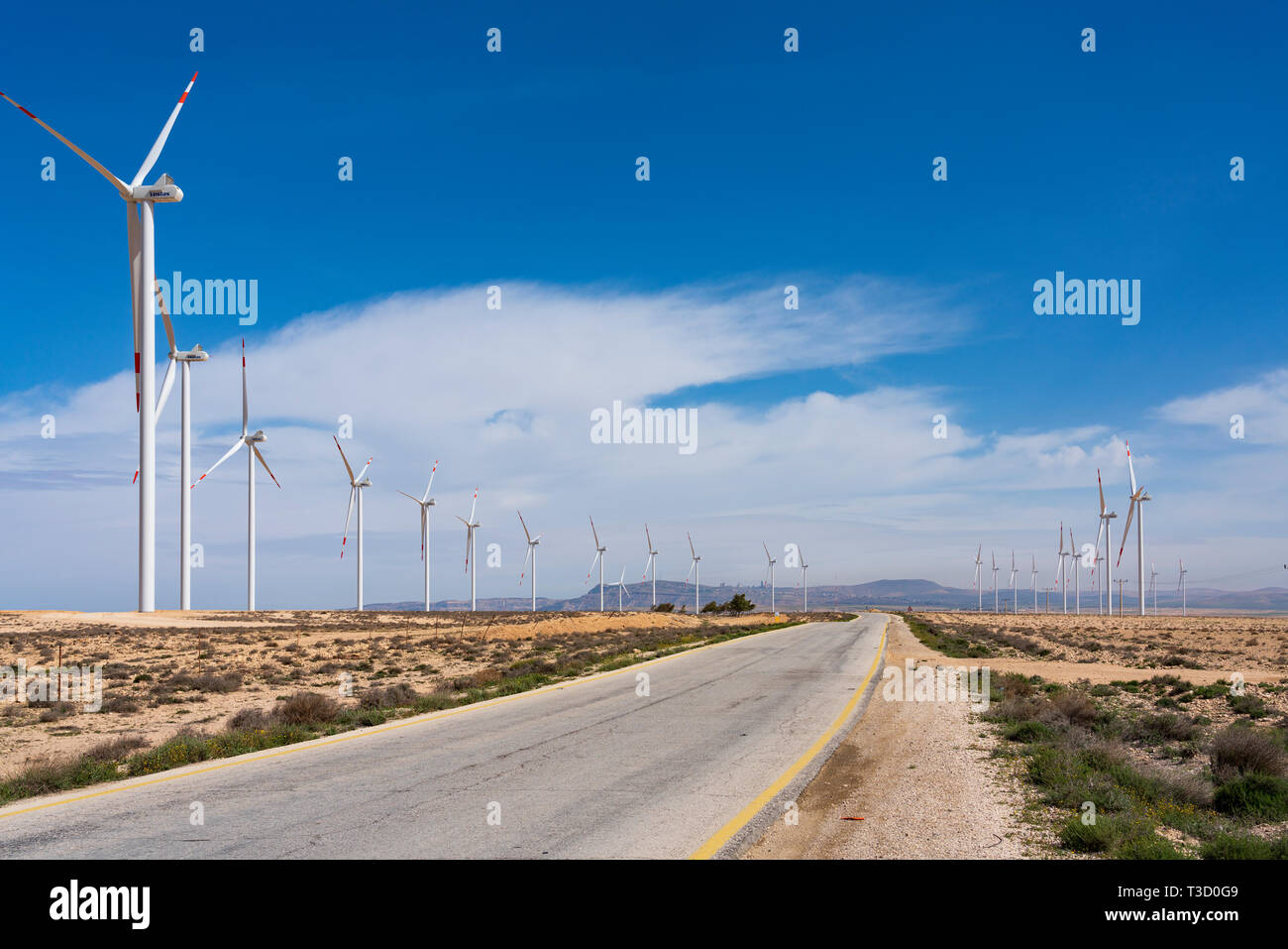 Windenergieanlagen an einem neuen Windpark neben King's Highway in Ma'an governatorats in Jordanien. Stockfoto