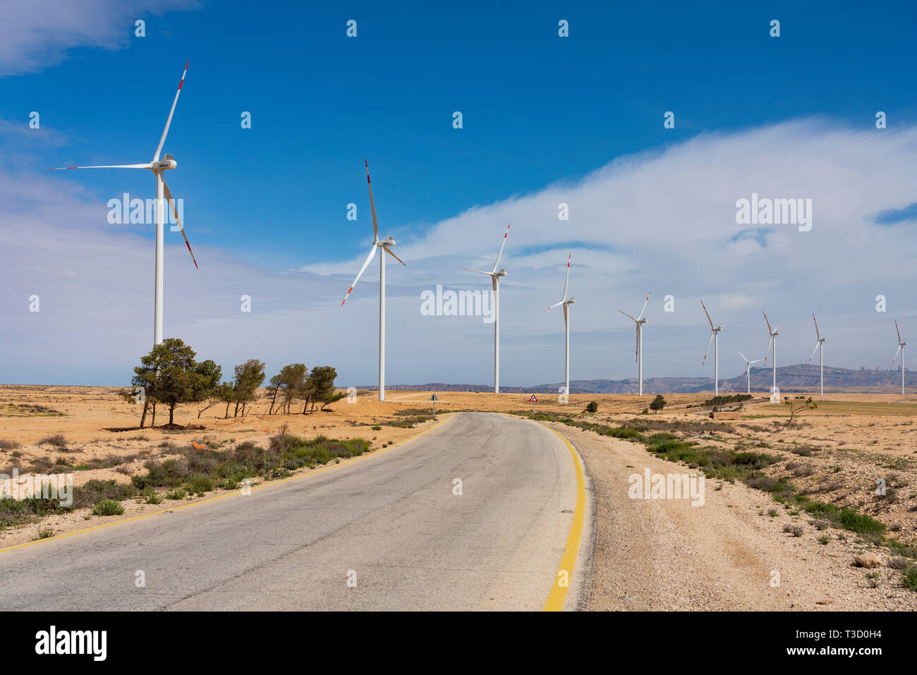 Windenergieanlagen an einem neuen Windpark neben King's Highway in Ma'an governatorats in Jordanien. Stockfoto