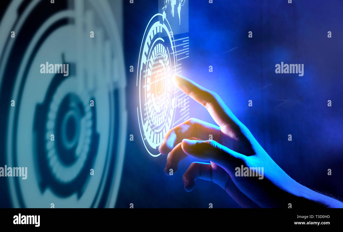 Business finger berühren einen Kreis auf virtuellen Bildschirm, der Schnittstelle von Weltkarten und binären Code auf blauem Hintergrund angezeigt. Digitale Technologie Stockfoto