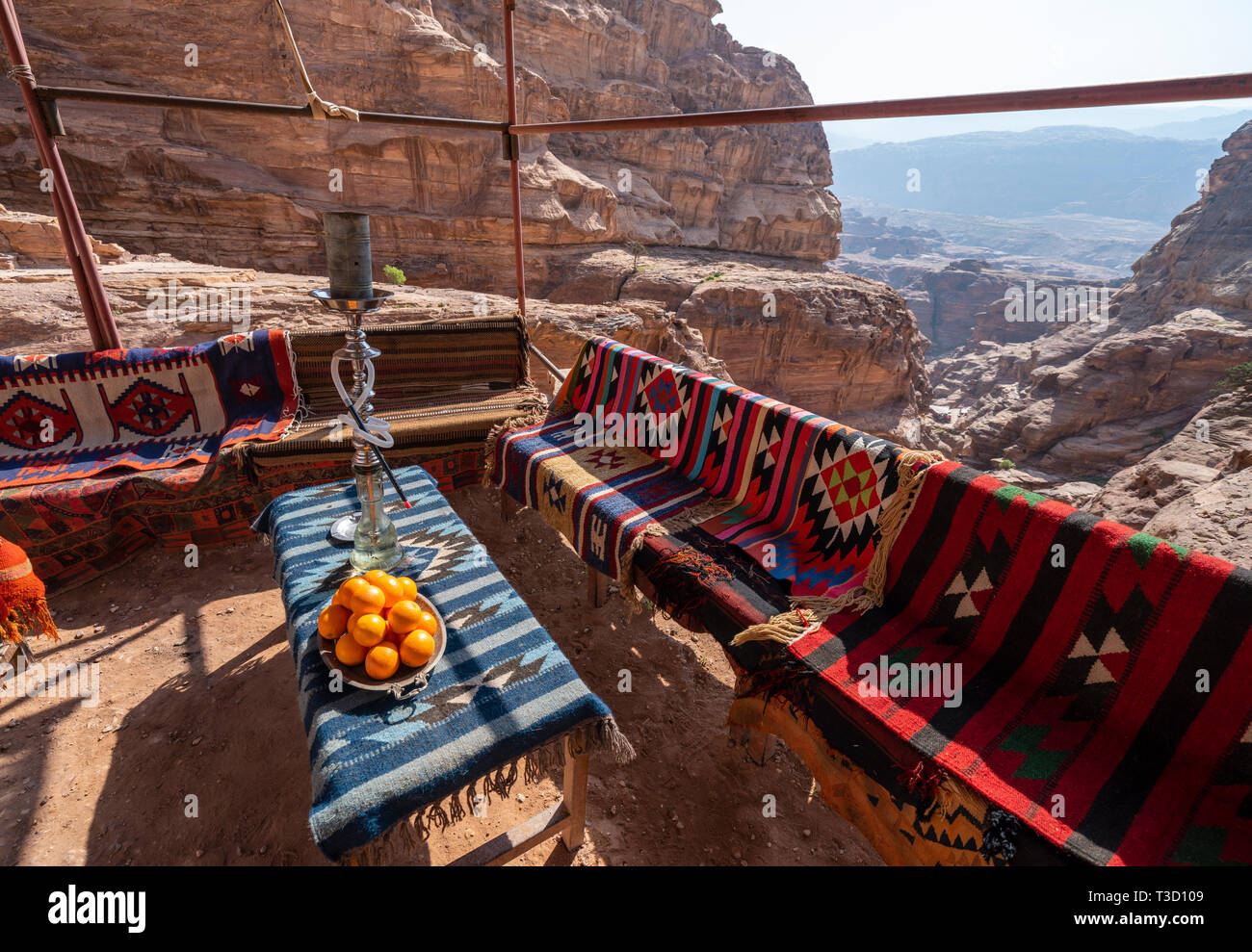 Kleine Café im Freien neben Weg zum Kloster hoch über Petra in Jordanien, Naher Osten. Weltkulturerbe der UNESCO Stockfoto