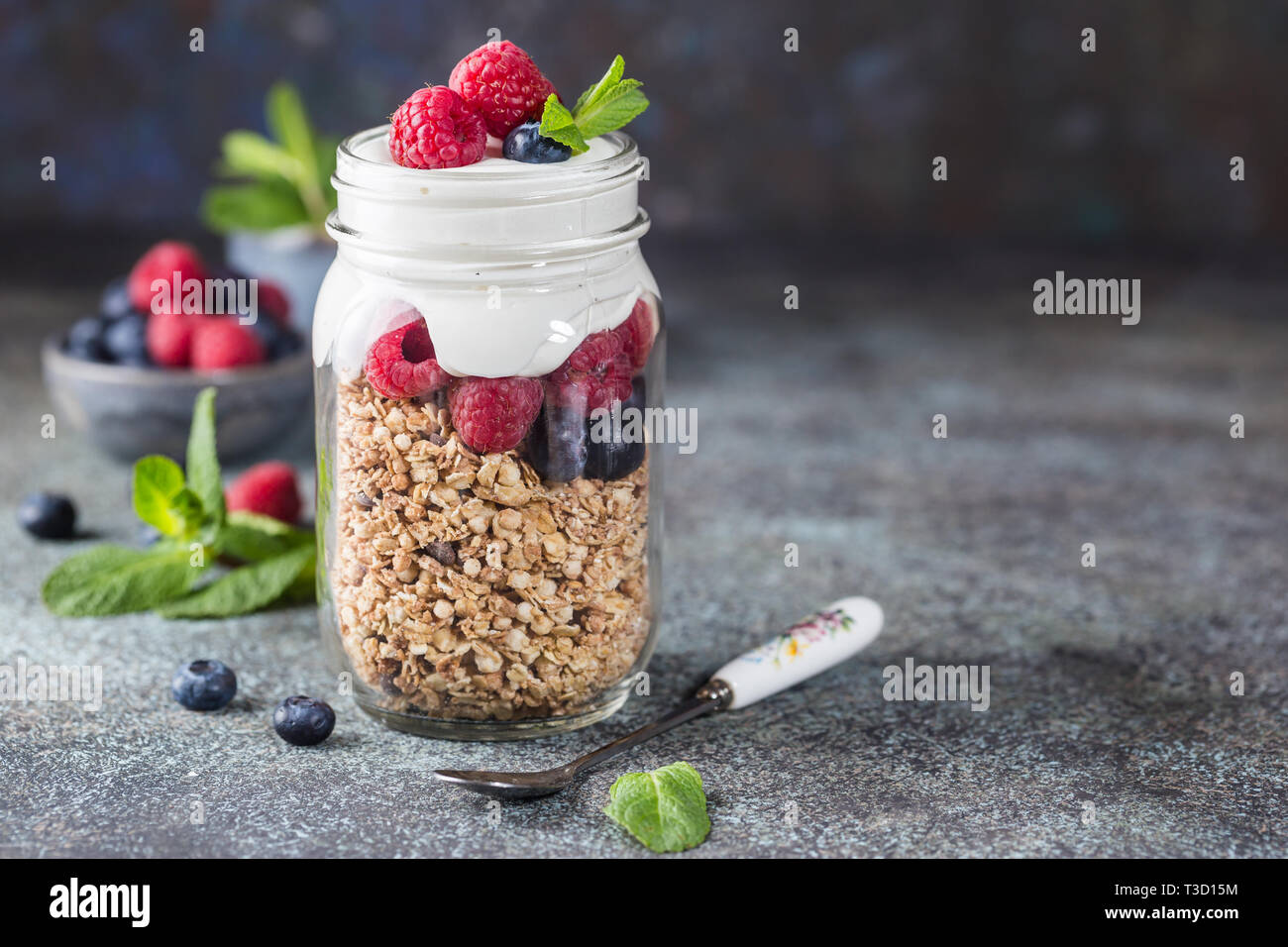 Müsli Parfait mit Beeren Stockfoto