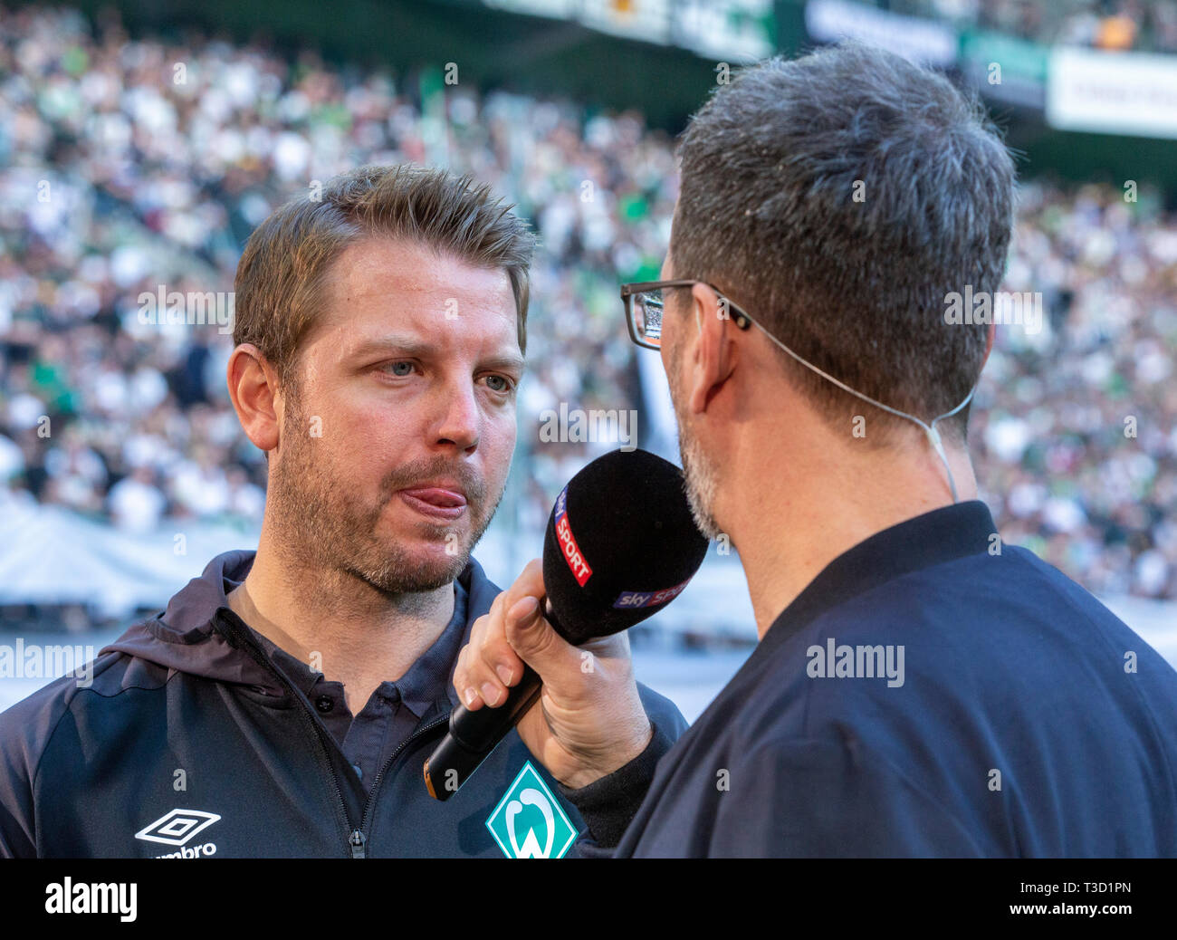 Sport, Fußball, Bundesliga, 2018/2019, Borussia Mönchengladbach vs SV Werder Bremen 1-1, Stadion Borussia Park, Head Coach Florian Kohfeldt (Bremen) von Sky reporter Marcus Lindemann, DFL-Bestimmungen verbieten die Verwendung der Linken interviewt von Fotografien als BILDSEQUENZEN UND/ODER QUASI-VIDEO Stockfoto