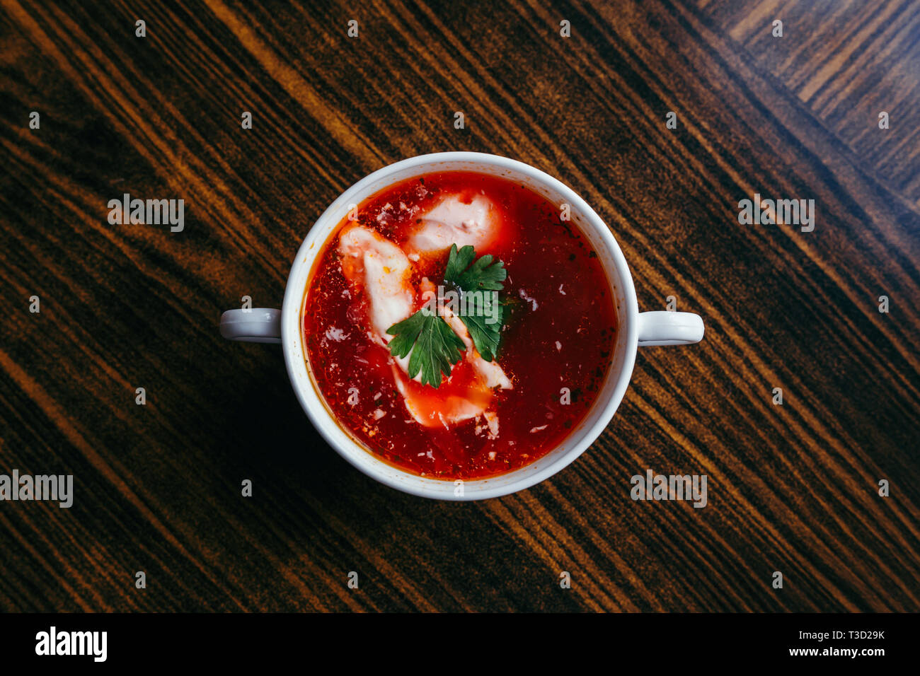 Weihnachten Rote-Bete-Suppe, mit kleinen Knödel mit Pilz Füllung in eine keramische Schüssel auf einem Holztisch Borscht. Traditionelle Weihnachtsabend Gericht in Pol Stockfoto