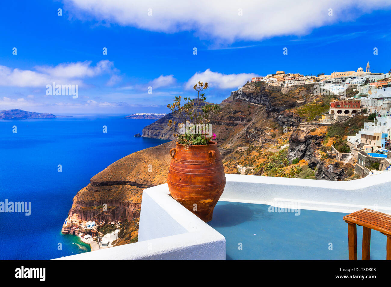 Traditionelle Häuser, das Meer und die Berge der Insel Santorini, Kykladen, Griechenland. Stockfoto