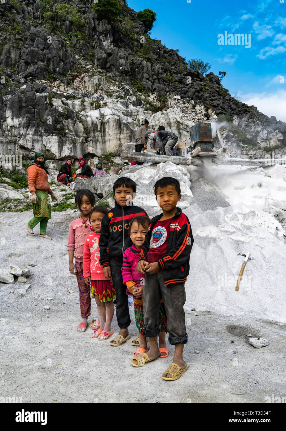 Steinbruch Kinder aus der Provinz Ha Giang Stockfoto