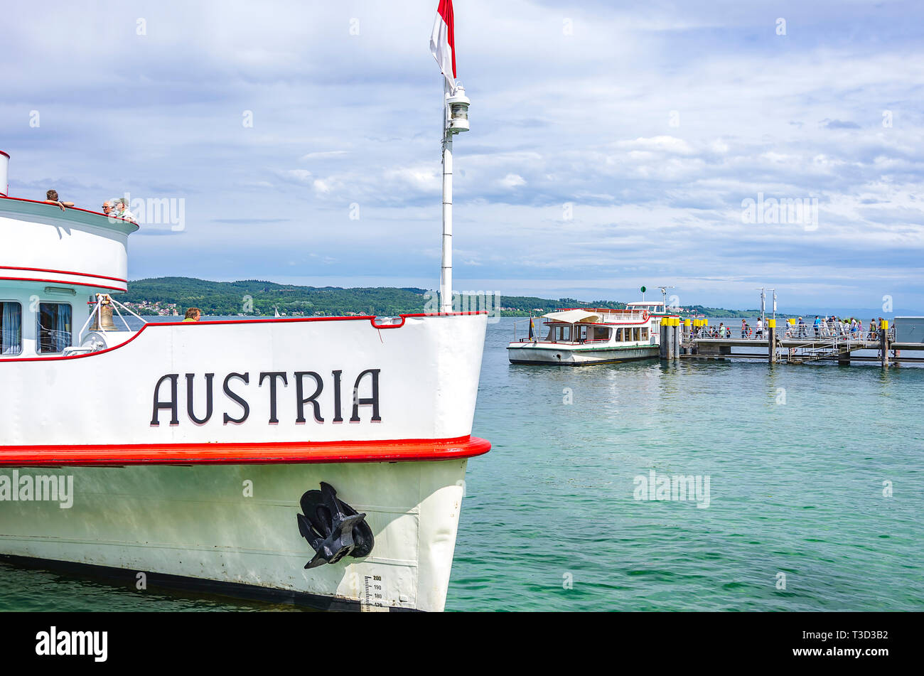Das Ausflugsschiff MS ÖSTERREICH hat am Bootssteg der Blumeninsel Mainau im Bodensee, Baden-Württemberg, Deutschland, Europa angedockt. Stockfoto