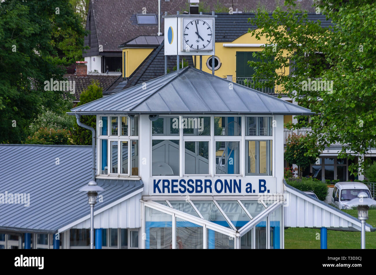 Dock Gebäude mit einem großen Zeit Anzeige am Bootssteg in Kressbronn am Bodensee, Baden-Württemberg, Deutschland. Stockfoto