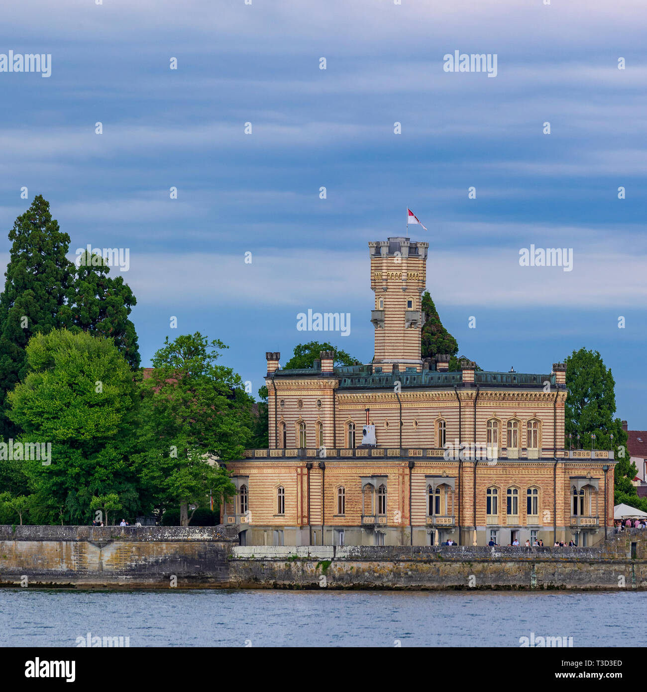 Am See Blick auf Schloss Montfort in Langenargen am Bodensee, Baden-Württemberg, Deutschland. Stockfoto