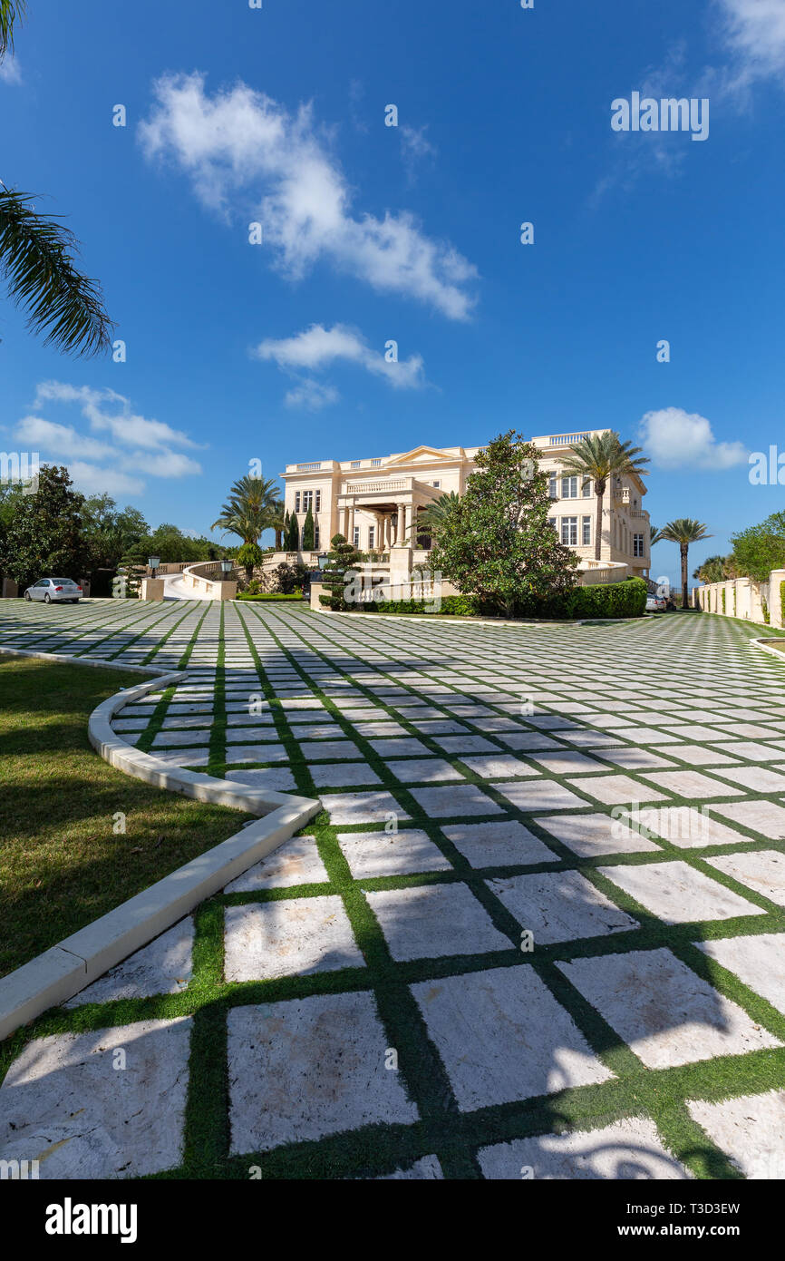 Siesta Key, FL - 27. März 2019: Siesta Key Mansion und Einstellung für MTV Reality Show Siesta Key. Es wird von der Show Executive Producer Gary Kom-Besitz Stockfoto