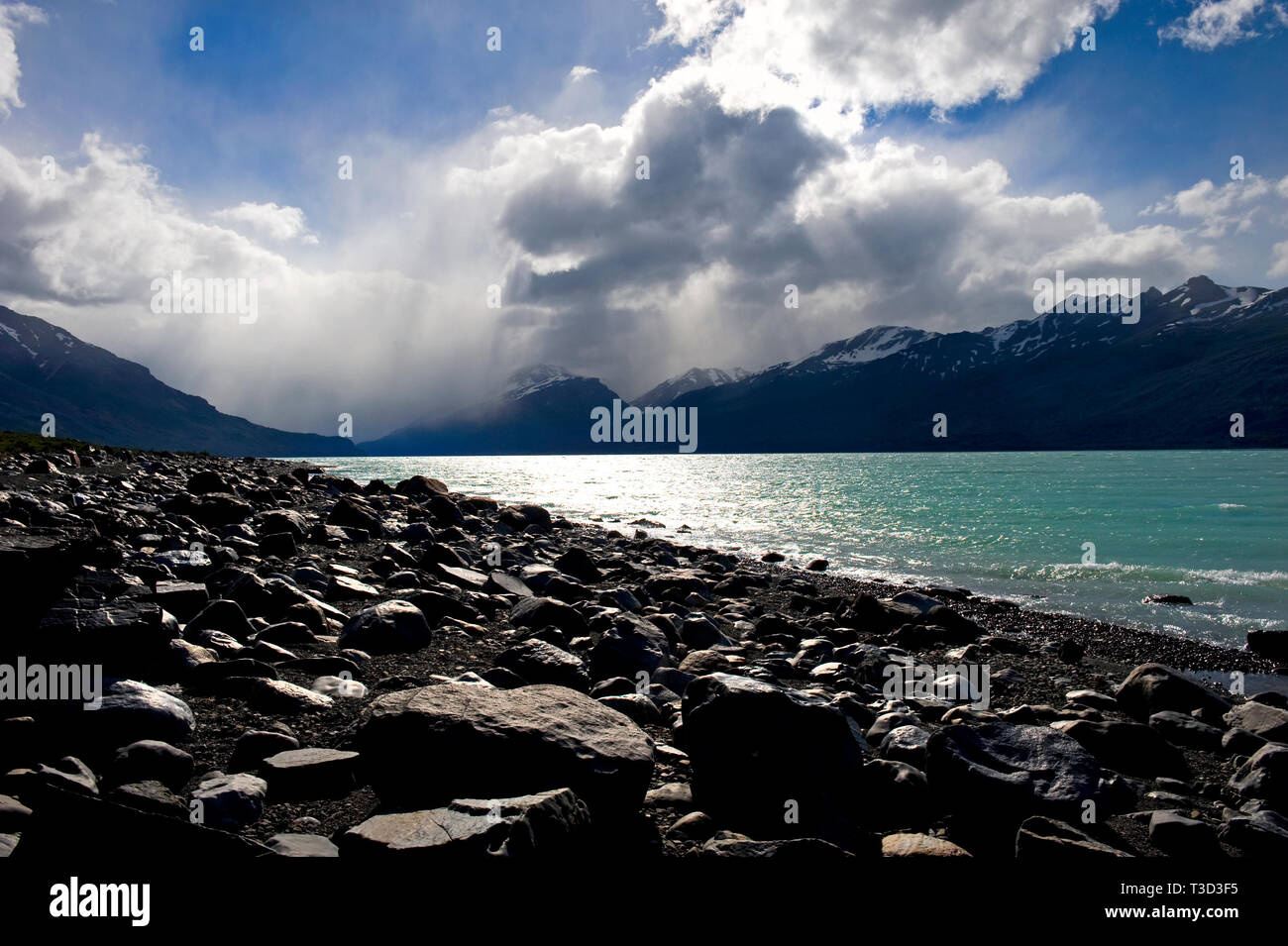 Ein windiger Tag am Lago Argentino See Stockfoto