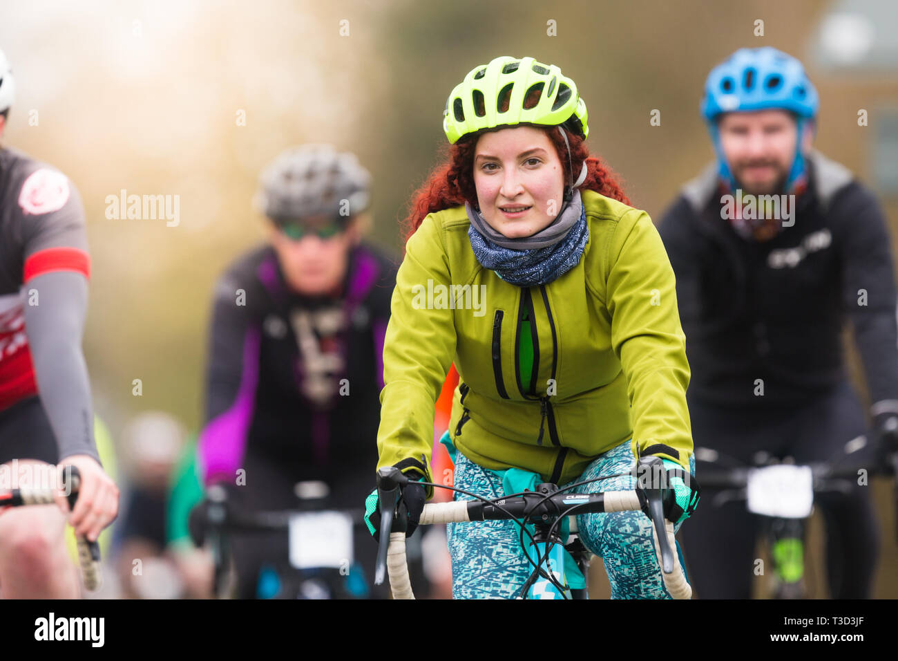 Frau Radfahrer in einer Gruppe radfahren UK Stockfoto