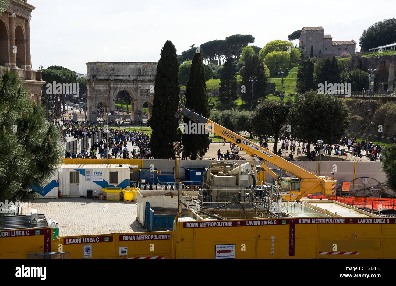 Kolosseum, Rom, Italien 04.06.2019: Neue Metro-linie c Gebäude, Fori Imperiali entfernt. Stockfoto