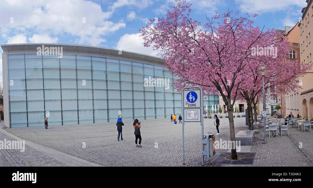 Blühende Bäume an der Glasfassade der Neuen Museum, Museum für Kunst und Design, Klarissen, Altstadt von Nürnberg, Franken, Bayern, Deutschland Stockfoto