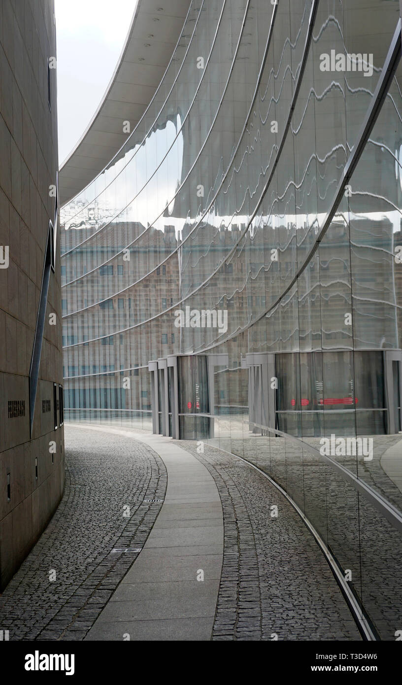 Glasfassade der Neuen Museum, Museum für Kunst und Design, Klarissen, Altstadt von Nürnberg, Franken, Bayern, Deutschland Stockfoto