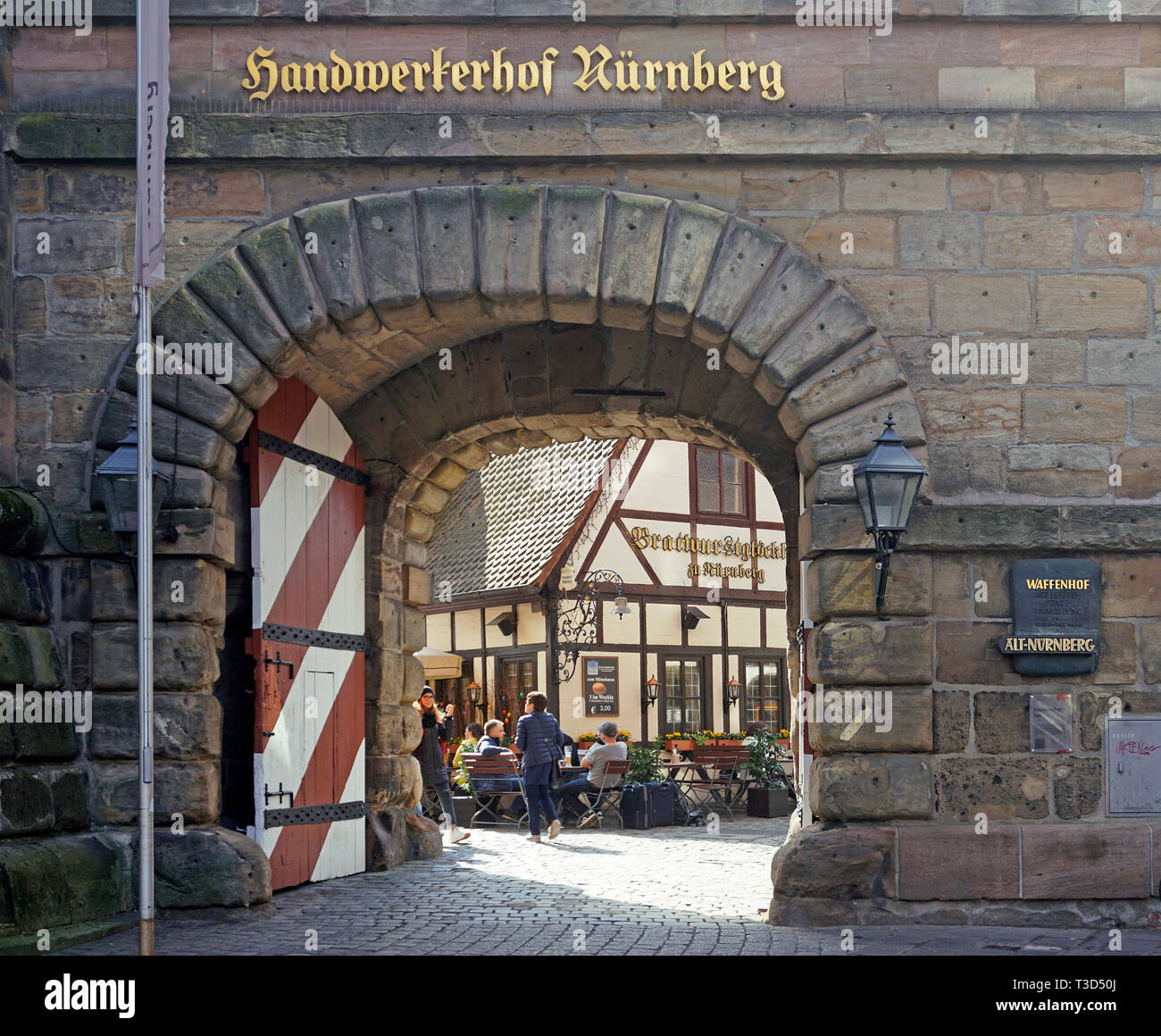 Eingang zum Handwerker Hof (deutsch: Handwerkerhof) in der Altstadt von Nürnberg, Franken, Bayern, Deutschland Stockfoto