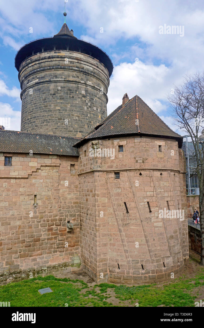 Frauen Gate Tower (deutsch: Frauentorturm) an Handwerker Hof (deutsch: Handwerkerhof) an der Stadtbefestigung, Altstadt von Nürnberg, Bayern, Deutschland Stockfoto