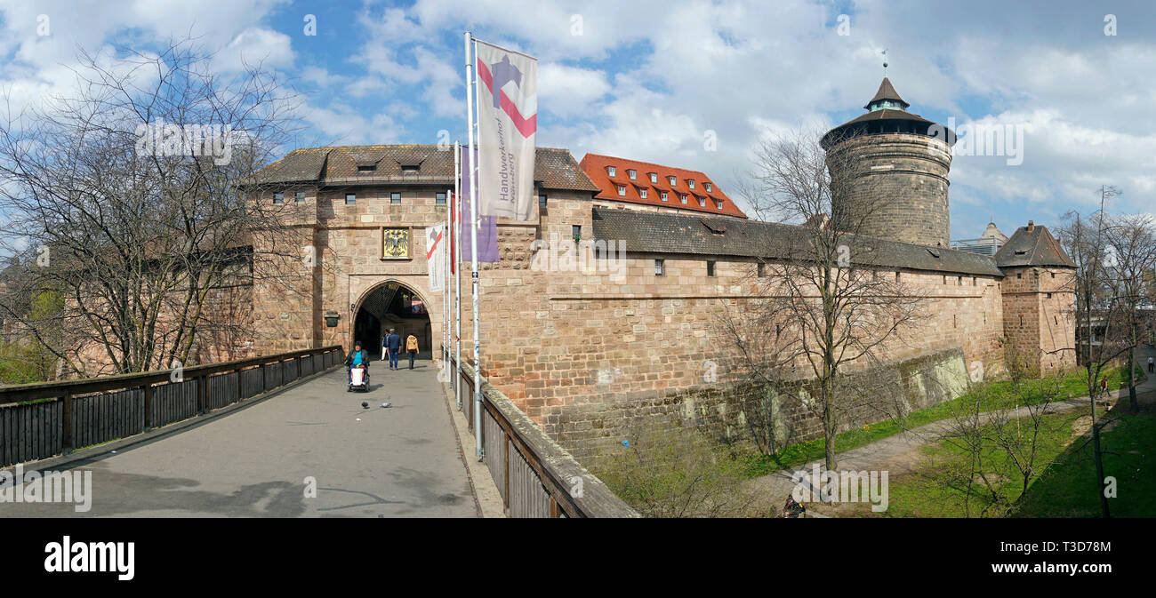 Frauen Gate Tower (deutsch: Frauentorturm) an Handwerker Hof (deutsch: Handwerkerhof) an der Stadtbefestigung, Altstadt von Nürnberg, Bayern, Deutschland Stockfoto