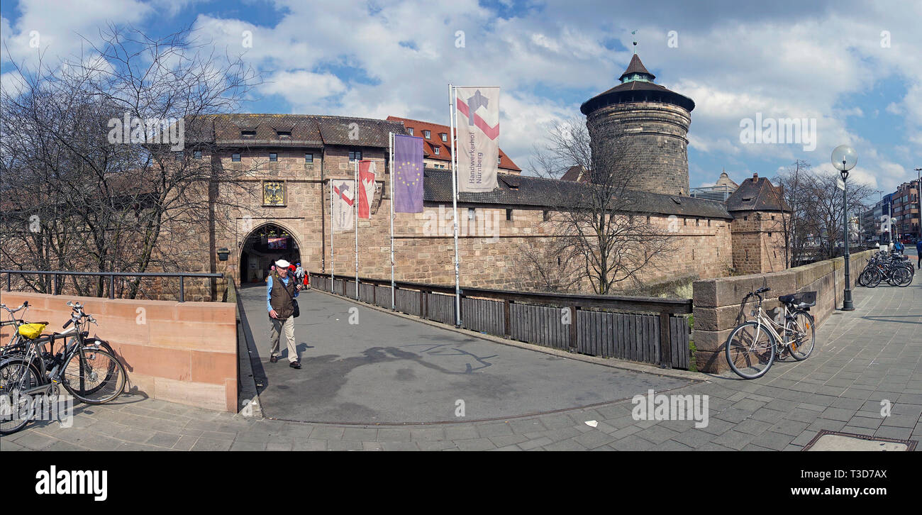 Frauen Gate Tower (deutsch: Frauentorturm) an Handwerker Hof (deutsch: Handwerkerhof) an der Stadtbefestigung, Altstadt von Nürnberg, Bayern, Deutschland Stockfoto