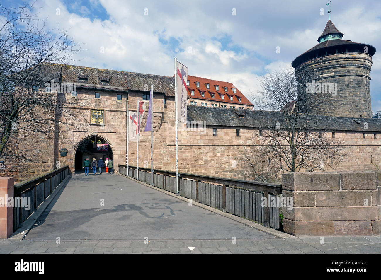 Frauen Gate Tower (deutsch: Frauentorturm) an Handwerker Hof (deutsch: Handwerkerhof) an der Stadtbefestigung, Altstadt von Nürnberg, Bayern, Deutschland Stockfoto