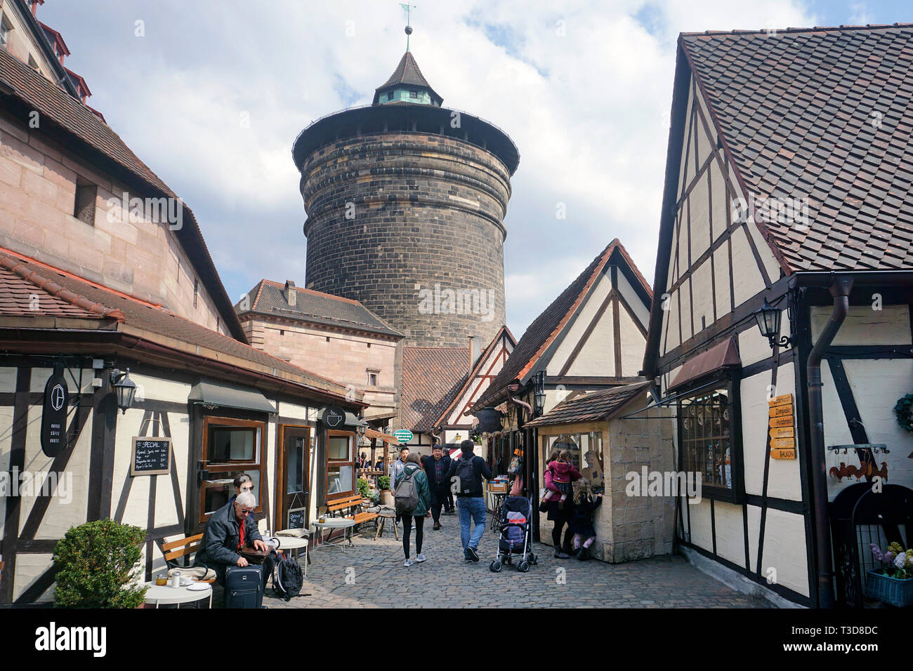 Handwerker Hof (deutsch: HANDWERKERHOF) und Frauen Gate Tower (deutsch: Frauentorturm) in der Altstadt von Nürnberg, Franken, Bayern, Deutschland Stockfoto
