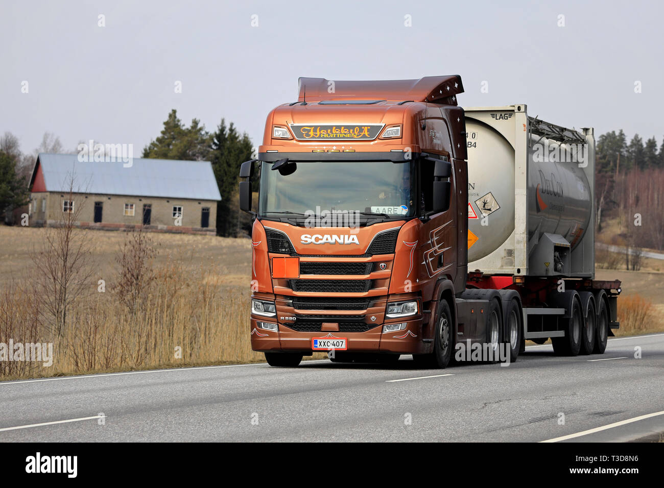 Salo, Finnland - 5 April, 2019: Bronze Next Generation Scania R580 Lkw von AH Trans Oy Hols chemische Flüssigkeiten container entlang der Autobahn in Finnland. Stockfoto