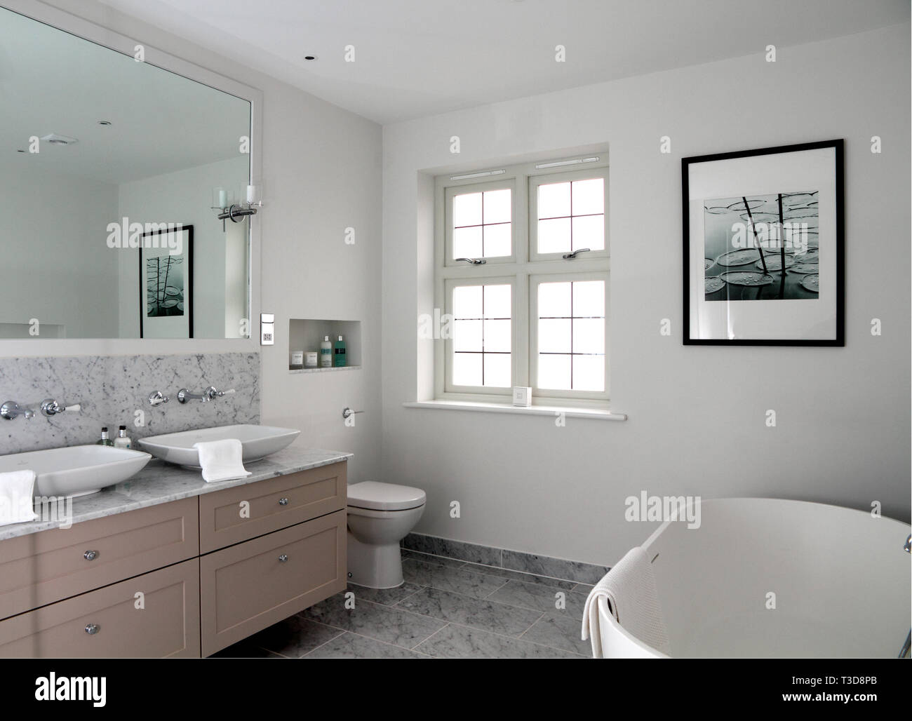 Badezimmer mit Holz Fenster Stockfoto