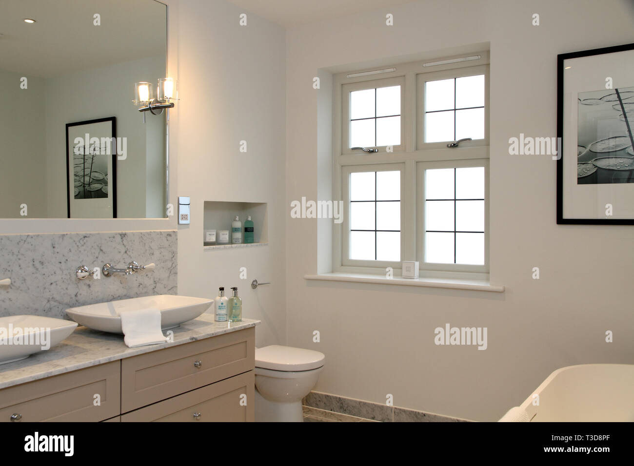 Badezimmer mit Holz Fenster Stockfoto
