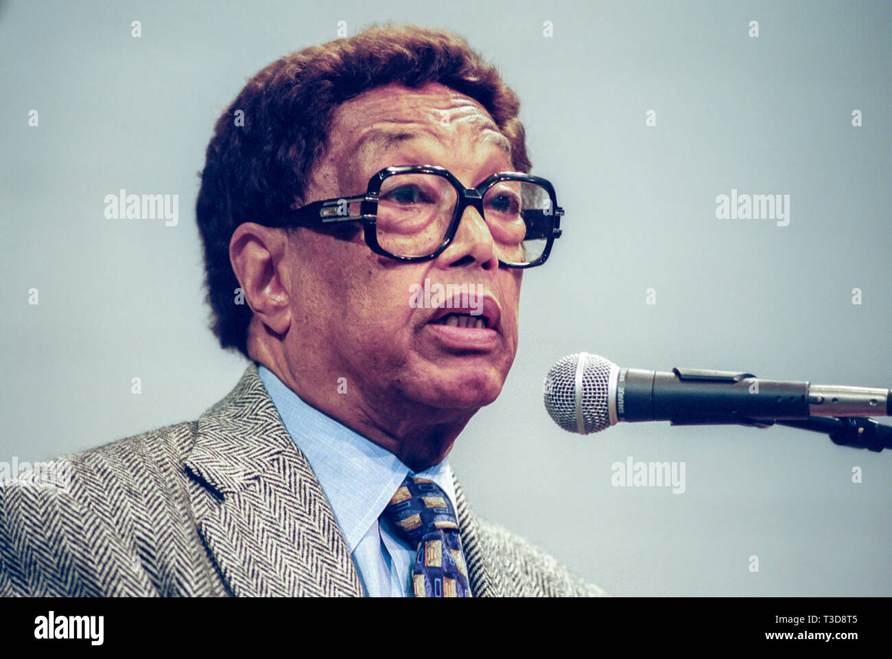 Jazz Pianisten Billy Taylor lehrt eine Musik klasse und spielt Klavier. Stockfoto