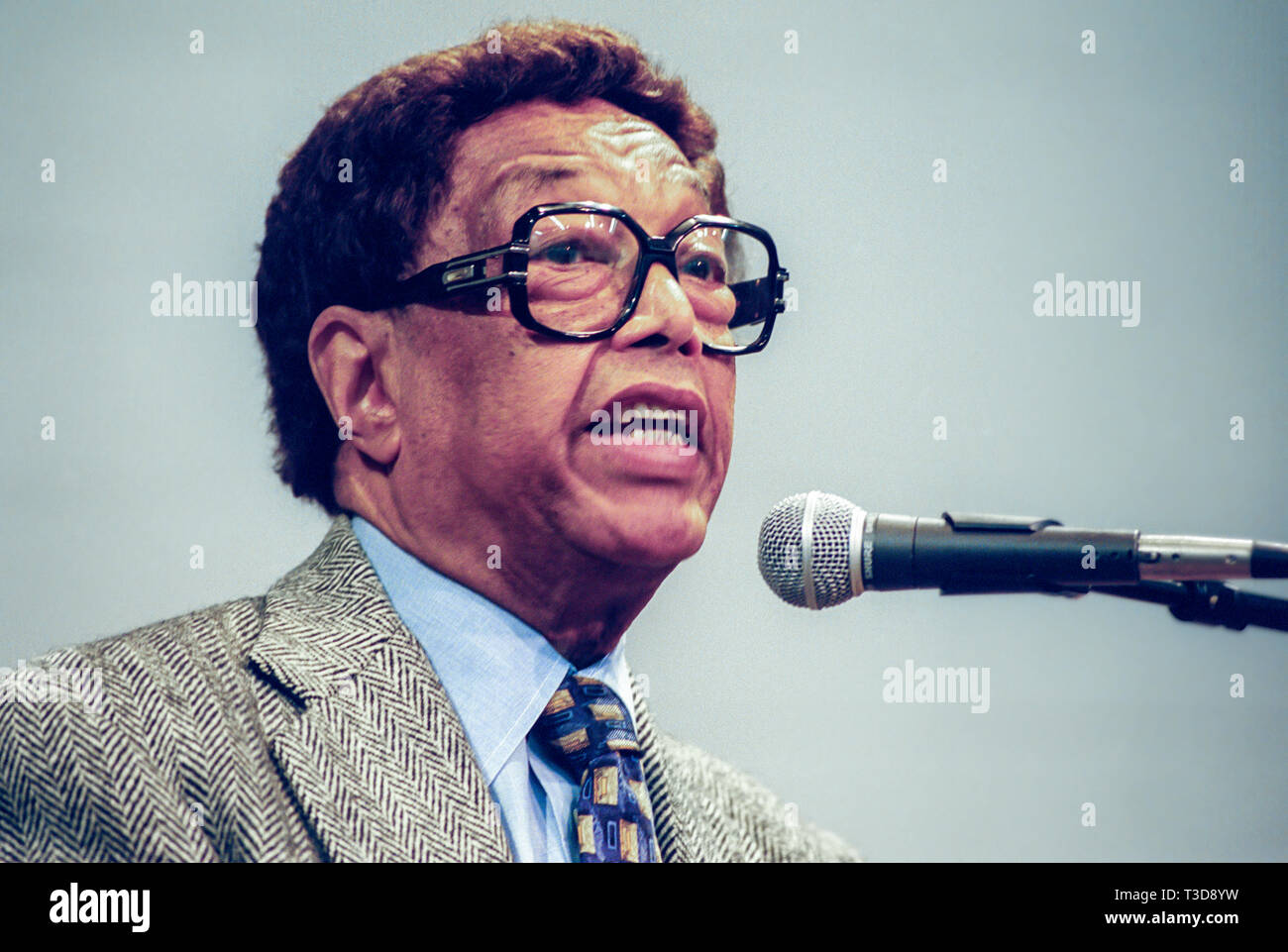 Jazz Pianisten Billy Taylor lehrt eine Musik klasse und spielt Klavier. Stockfoto