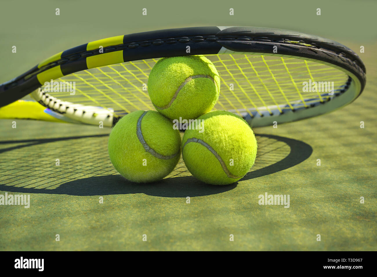 Tennis Bälle und Schläger auf dem Gras. Close-up. Stockfoto