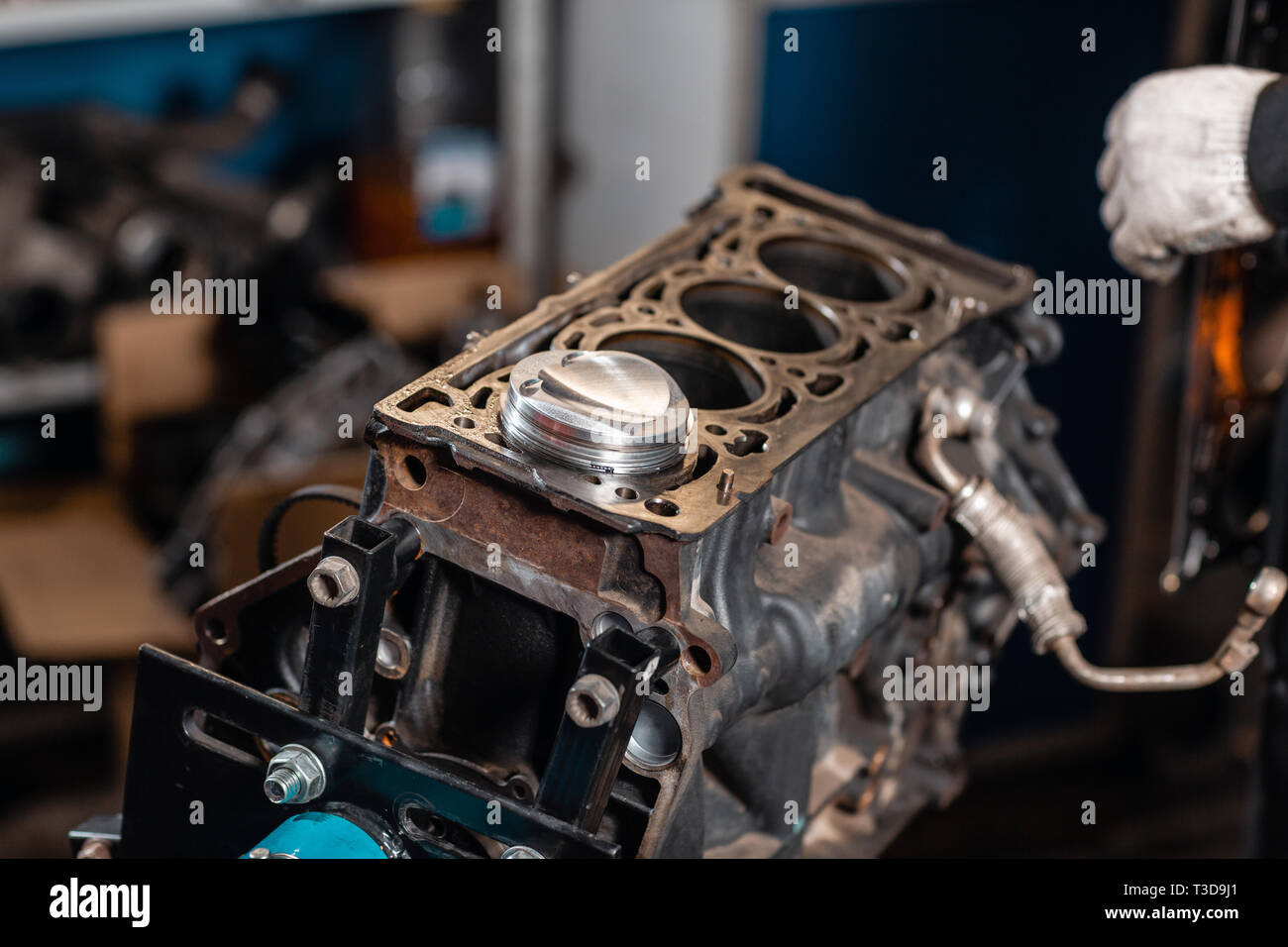 Close-up einen neuen Kolben für den Motor, Überholung.. Motor auf einer  Haltevorrichtung mit Kolben und Pleuel der Kraftfahrzeugtechnik. Innenraum  eines Autos Stockfotografie - Alamy