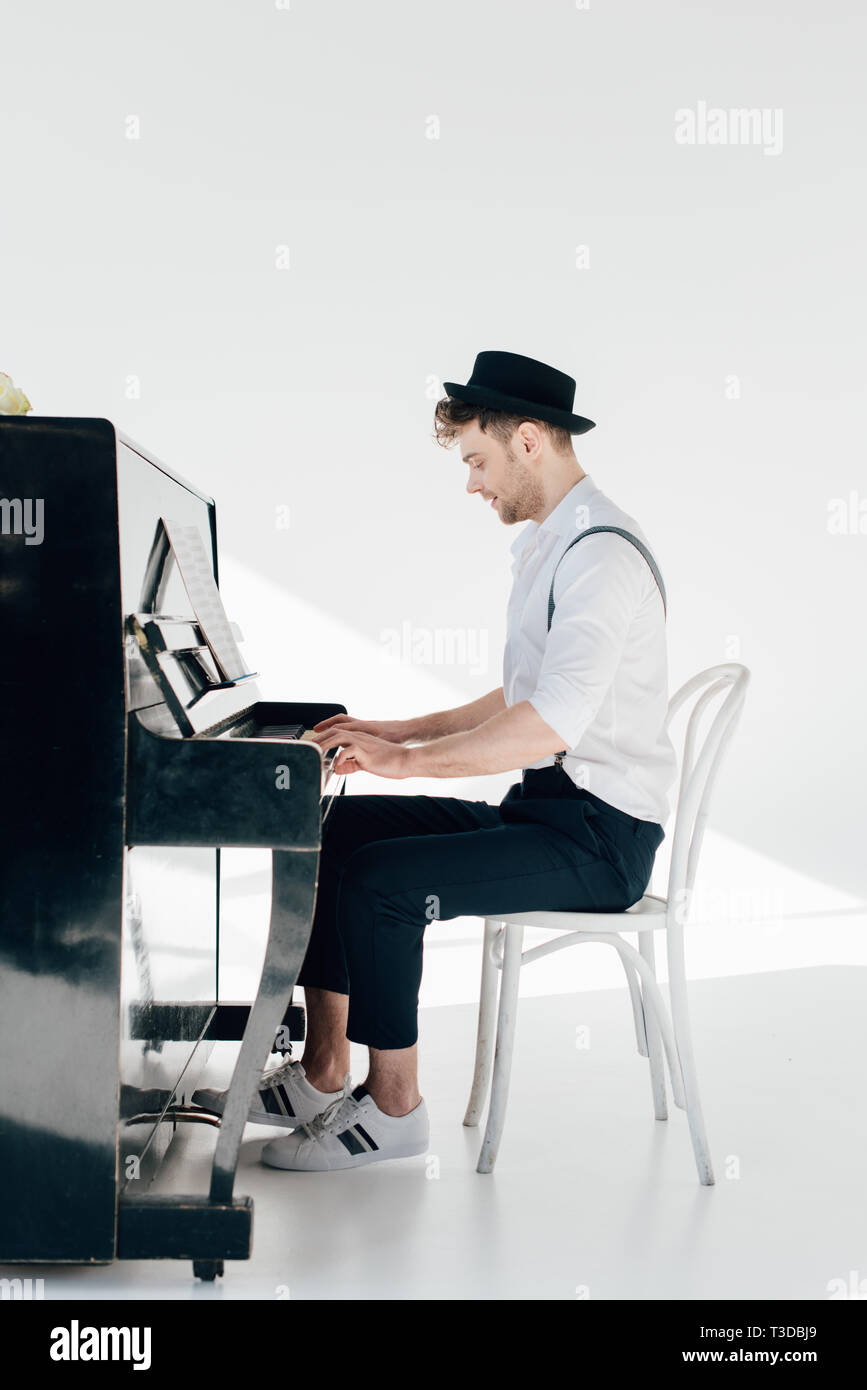 Konzentriert Pianist in trendy Kleidung Klavier spielen Stockfoto