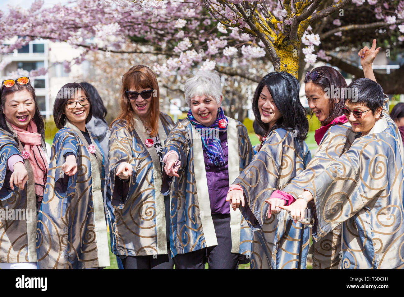 Gruppe von choral Darsteller auf der 2019 Richmond Cherry Blossom Festival in Steveston British Columbia Stockfoto