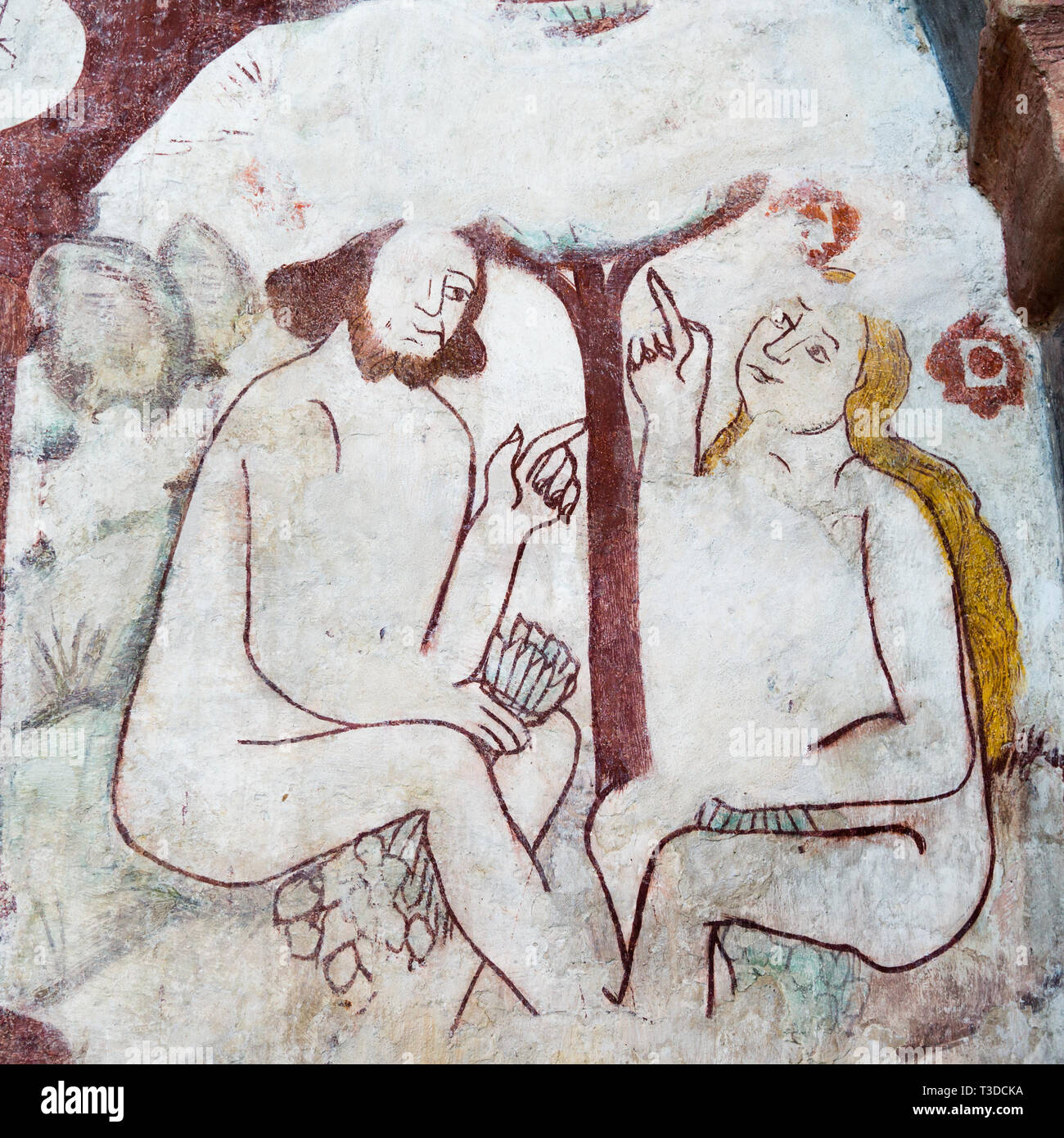 Adam und Eva unter dem Baum im Paradies und Chatten. Wandbild in Kavlinge Kirche, Schweden, 6. Mai 2015 - Stockfoto