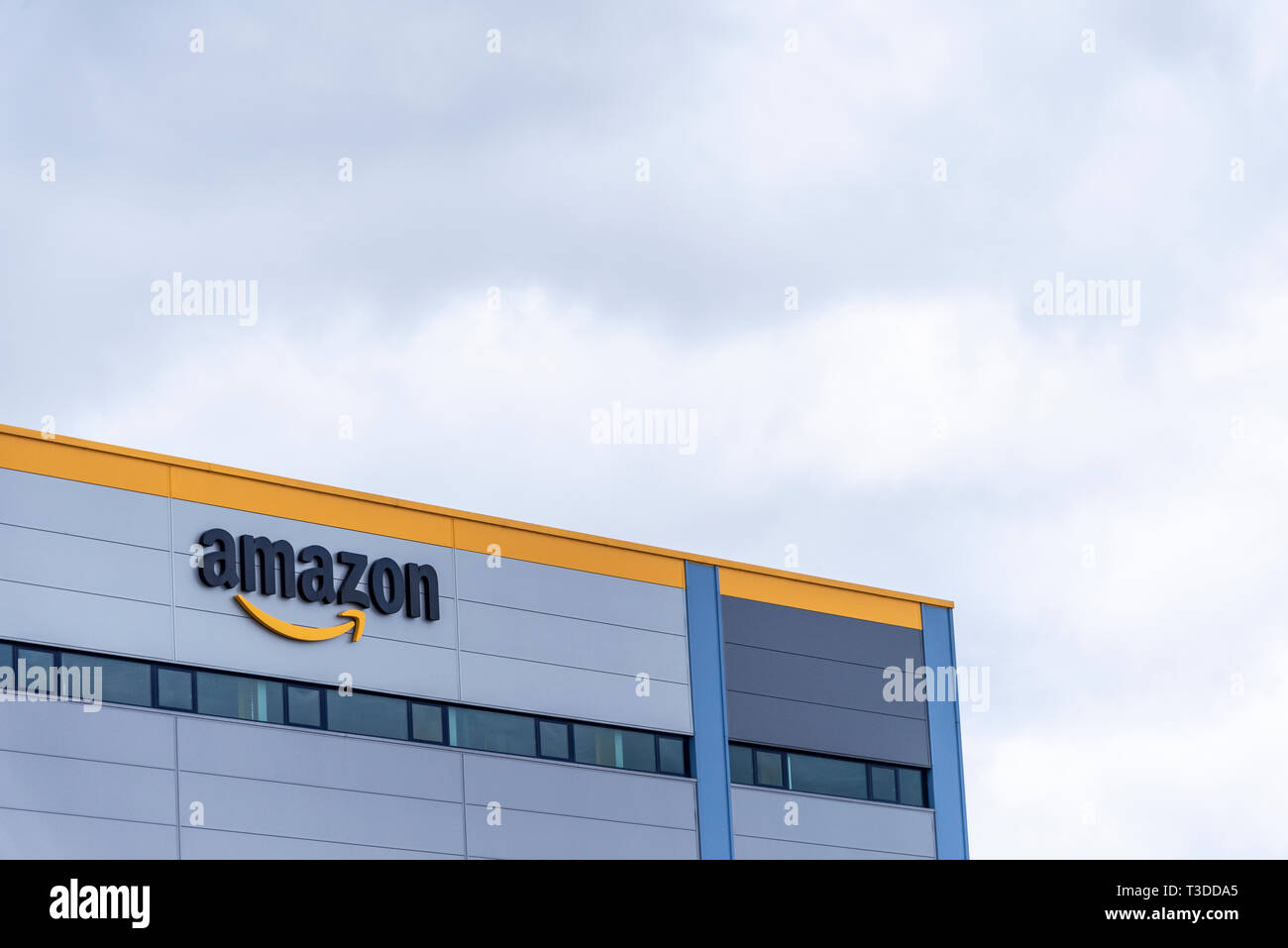 Tilbury, Großbritannien - 4 April 2019: Amazon distribution center in Tilbury Essex. - Bild Stockfoto
