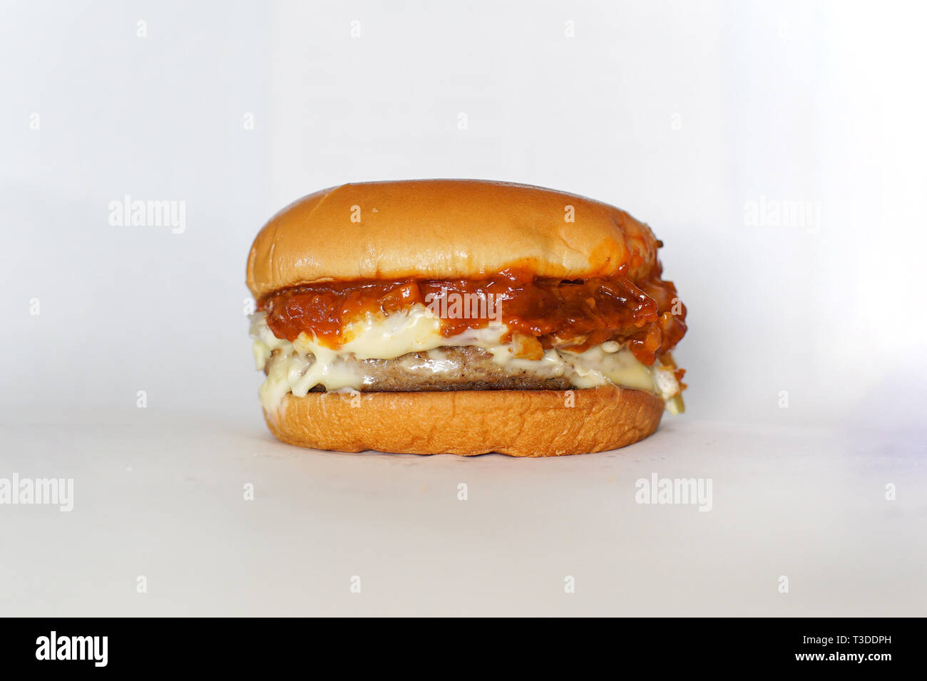 Das namesake MOS Burger, von MOS Burger in Japan. Rindfleisch, Käse, Tomaten in Scheiben schneiden, Sauce Stockfoto