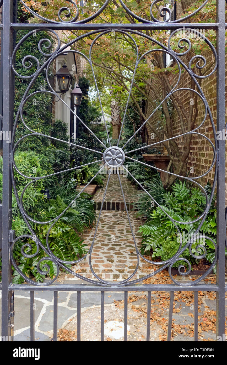Gated Innenhof in Charleston, South Carolina, USA, Oktober 2017. Stockfoto
