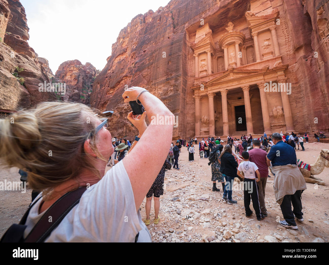 Touristische Fotografien der Schatzkammer (Al Khazneh), Petra, Jordanien, UNESCO Weltkulturerbe Stockfoto