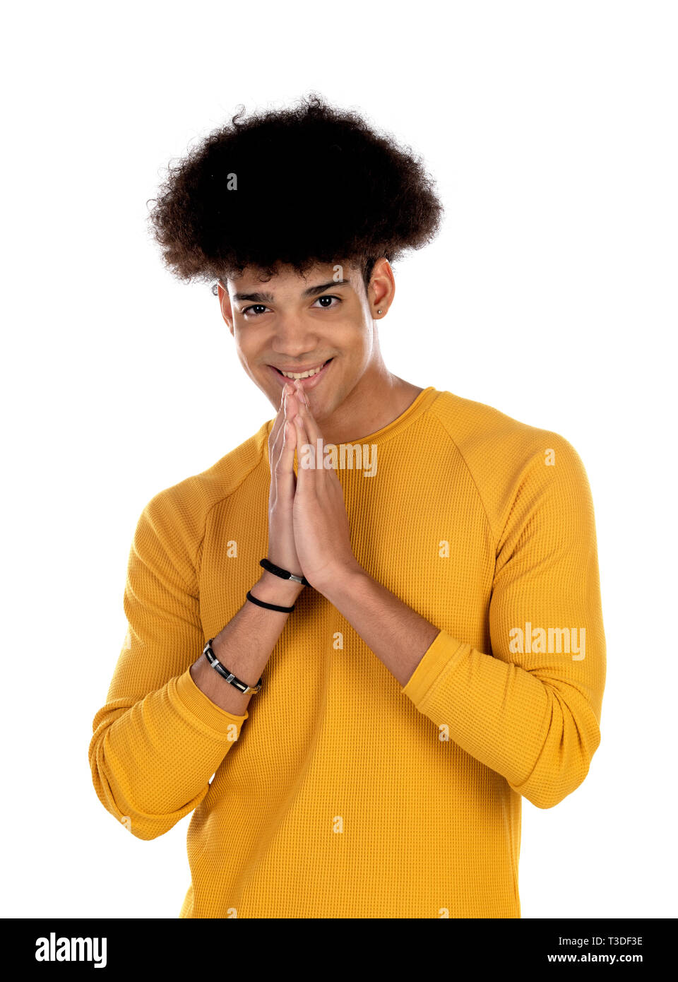 Teenager Boy mit Afro Frisur betend auf weißem Hintergrund Stockfoto