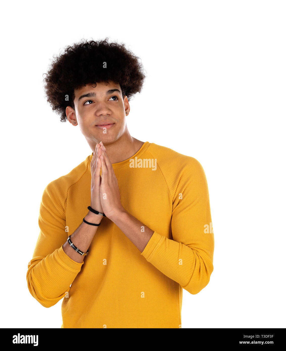 Teenager Boy mit Afro Frisur betend auf weißem Hintergrund Stockfoto